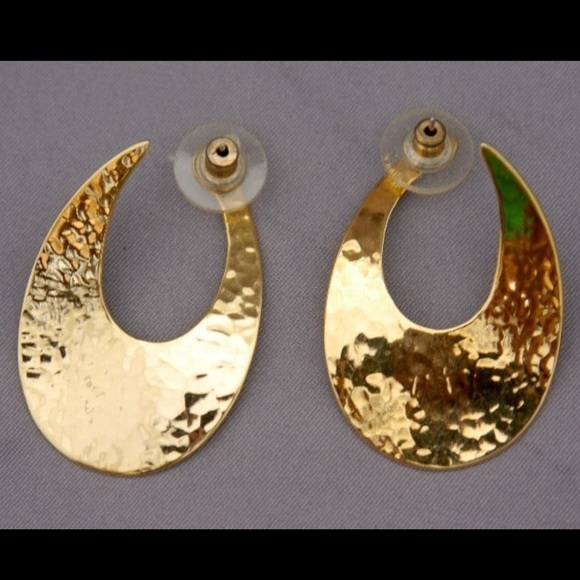 Vintage Modernist Hammered Gold Earrings - Picture 4 of 4